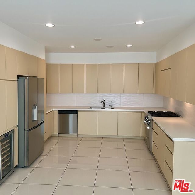 5205 Ocean Front Walk, Marina del Rey CA: https://media.crmls.org/mediaz/100d73a4-de72-4000-9af0-007561f4d02a.jpg