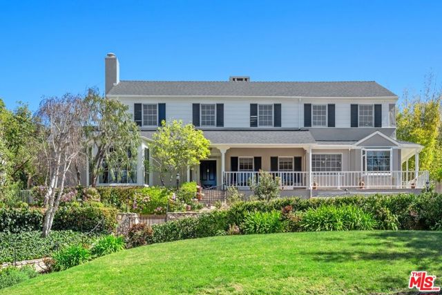 444 Loring Avenue, Los Angeles CA: https://media.crmls.org/mediaz/100df36d-c0ca-465a-a70d-ed0dce4d0bd4.jpg