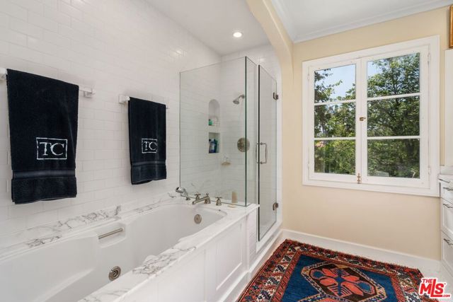 434 S Muirfield Road, Los Angeles CA: https://media.crmls.org/mediaz/100eb787-0393-4163-9880-a889bca1061f.jpg