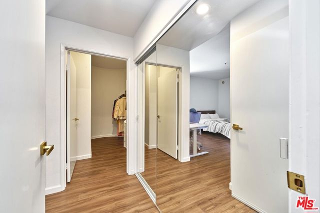 333 Westminster Avenue, Los Angeles CA: https://media.crmls.org/mediaz/100f65e3-b2ce-4d8f-b7e3-c736cdaa8f42.jpg