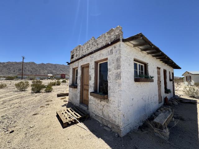 73392 Sullivan Road, 29 Palms CA: https://media.crmls.org/mediaz/10108a21-33da-4176-9bd9-fb07fe0616c8.jpg