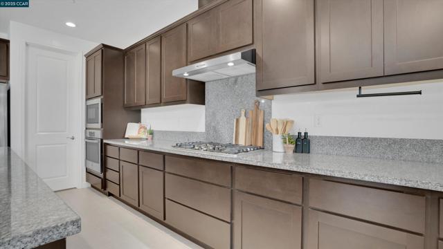719 Jennifer St, Brentwood CA: https://media.crmls.org/mediaz/1010ed9c-f5a6-4f56-af53-bdda616b7d45.jpg