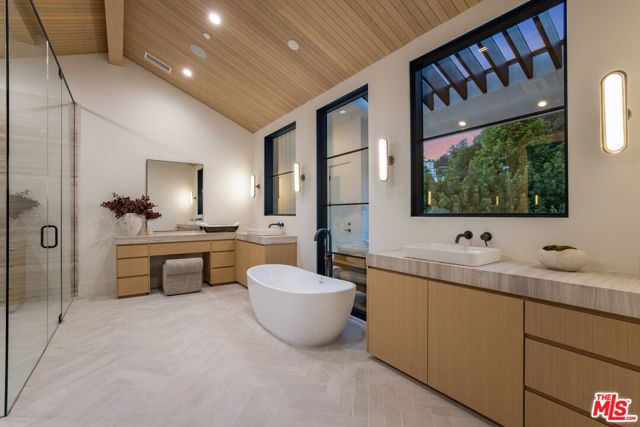 1749 Mandeville Lane, Los Angeles CA: https://media.crmls.org/mediaz/1012db46-fcc7-4b9e-ab48-85a41b66ef19.jpg
