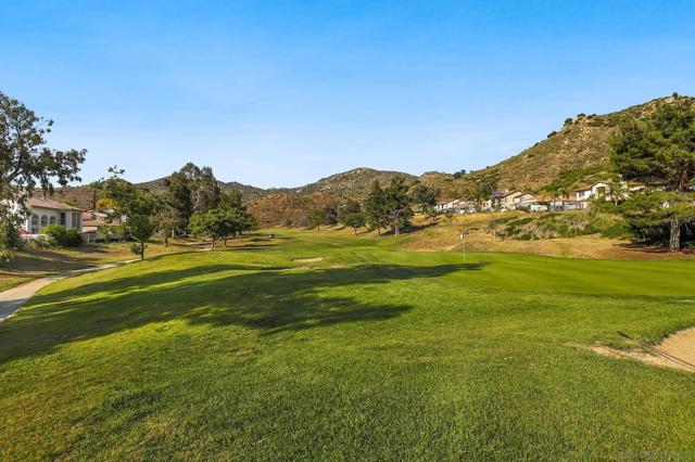 3083 Sprucewood Ln, Escondido CA: https://media.crmls.org/mediaz/1012ddda-5036-4e98-8776-2141511b6c19.jpg