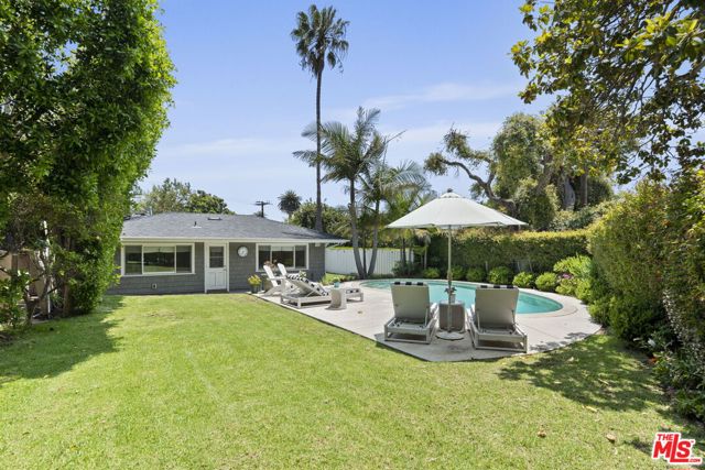 207 10th Street, Santa Monica CA: https://media.crmls.org/mediaz/1012fdc5-79cc-4cb9-83f9-d23a8150cfd5.jpg