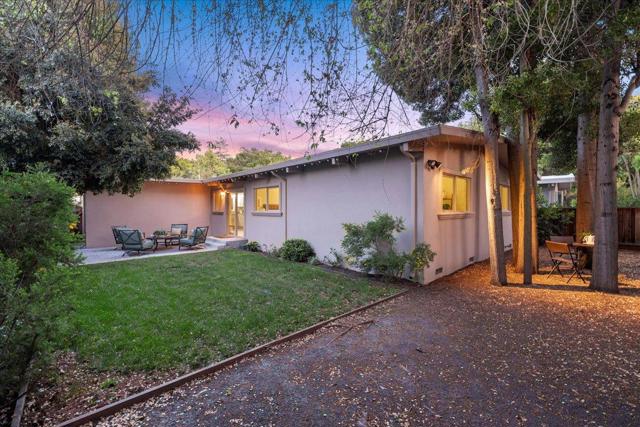 907 Christopher Way, Menlo Park CA: https://media.crmls.org/mediaz/10153097-ab58-47d0-81be-379b426c6716.jpg