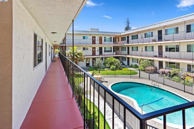 2133 Santa Clara Ave, Alameda CA: https://media.crmls.org/mediaz/1015539d-01c6-43cc-a19f-cd46b5ba42a4.jpg