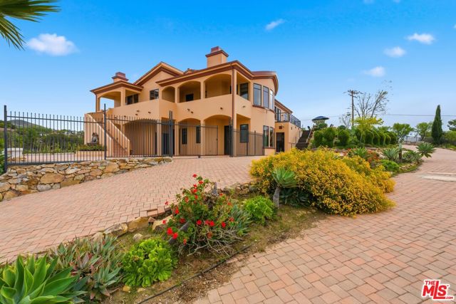 10825 Pacific View Drive, Malibu CA: https://media.crmls.org/mediaz/10156adc-f44b-4f34-83e9-5661f1ac554c.jpg