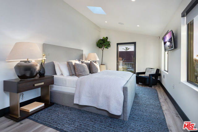 4338 Gayle Drive, Tarzana CA: https://media.crmls.org/mediaz/1015b5fb-7033-4cb3-a9b4-4a6967c73db2.jpg