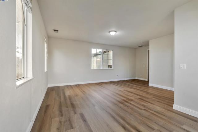 501 Carnaby Rd, Lathrop CA: https://media.crmls.org/mediaz/10166641-8e6f-44d2-99d4-7dab9a72b5f8.jpg
