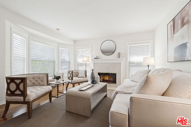 14741 Killion Street photo 2