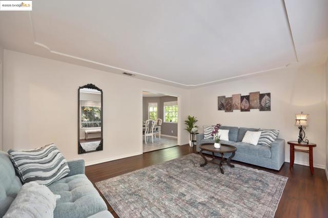 3196 Sudbury RD, Cameron Park CA: https://media.crmls.org/mediaz/1016eaef-b92a-4813-b2dc-fdeb7dd37b57.jpg