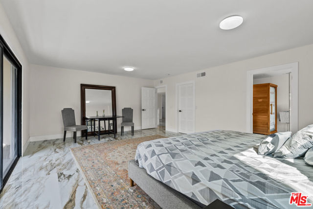 941 Yale Street, Santa Monica CA: https://media.crmls.org/mediaz/1016fc08-a500-48d3-93f5-1cf91dd794a0.jpg