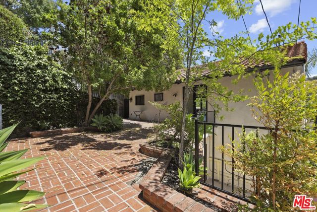 5940 Manola Way, Los Angeles CA: https://media.crmls.org/mediaz/101710df-593c-491e-80ad-2fecd5e54dad.jpg