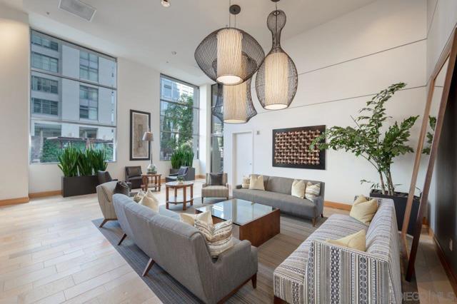 645 Front Street, San Diego CA: https://media.crmls.org/mediaz/1017933d-a9d7-40f4-abfc-8e885e08c104.jpg