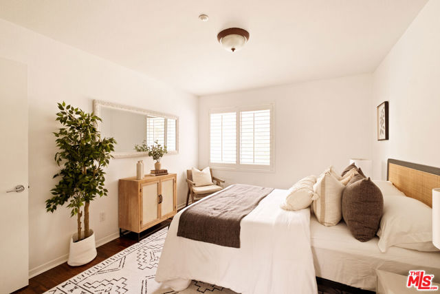 1212 Ocean Park Boulevard, Santa Monica CA: https://media.crmls.org/mediaz/101930ce-cc39-4776-a7f9-8e69e48beb2f.jpg