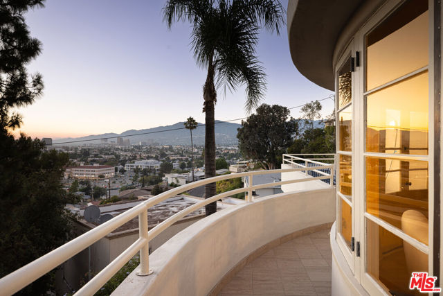 1333 E Palmer Avenue, Glendale CA: https://media.crmls.org/mediaz/101935e1-6c14-4c77-be02-9aa25bea5d2c.jpg