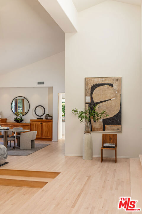 6417 Merritt Drive, Malibu CA: https://media.crmls.org/mediaz/10198550-0d26-473a-8457-b276ec1e2874.jpg