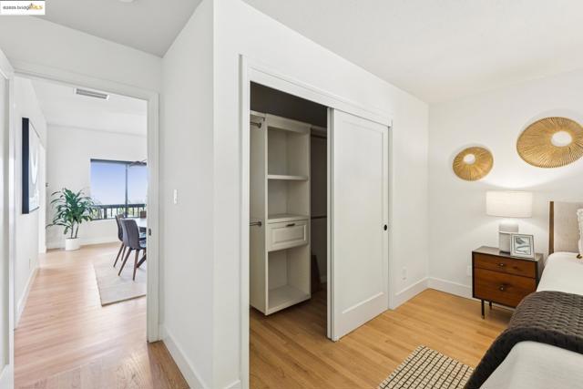 17032 Broadway Ter, Oakland CA: https://media.crmls.org/mediaz/1019da5a-3091-48de-b4e4-16dd894163b6.jpg
