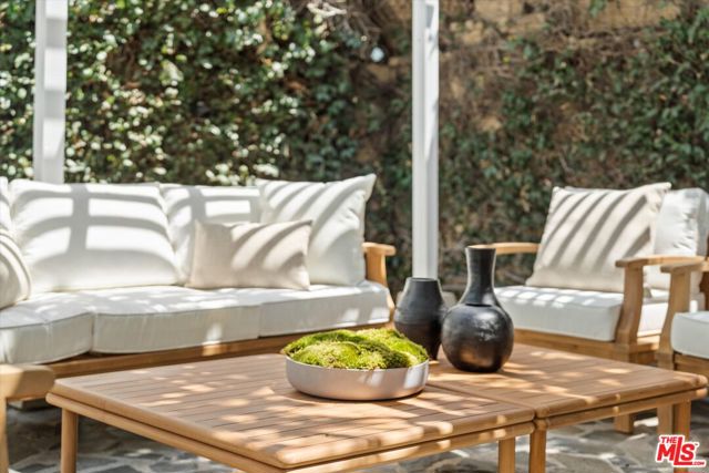 560 N Croft Avenue, West Hollywood CA: https://media.crmls.org/mediaz/1019e5e2-f018-47e7-9bc8-2f30066fb99c.jpg