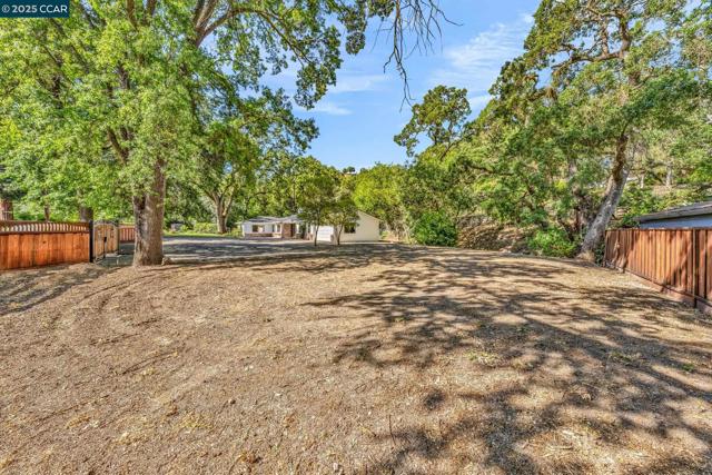 205 Castle Hill Ranch Rd, Walnut Creek CA: https://media.crmls.org/mediaz/101bff2c-803a-4974-842d-64d72c229813.jpg