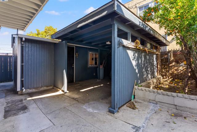 1206 E 23rd St, Oakland CA: https://media.crmls.org/mediaz/101c23e7-8986-4863-b1e5-afdafbe99098.jpg