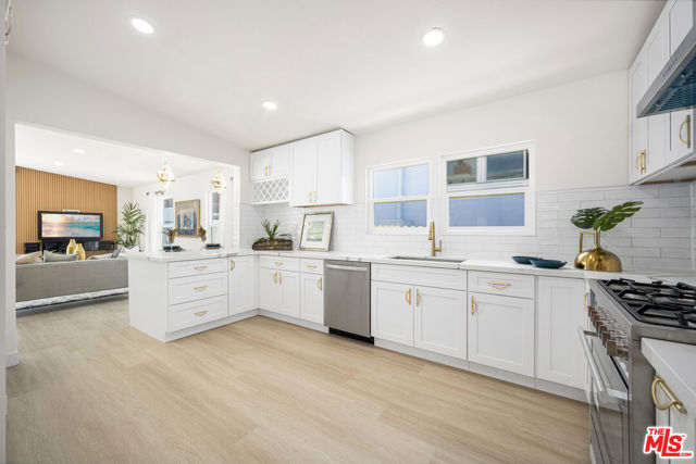 2733 Grand Summit Road, Torrance CA: https://media.crmls.org/mediaz/101c8009-00c9-4967-a4a3-8e4959eaca93.jpg