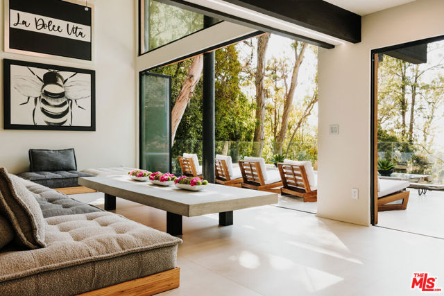 1509 Amalfi Drive, Pacific Palisades CA: https://media.crmls.org/mediaz/101d3889-8ee1-4673-aabe-bd064e25becc.jpg
