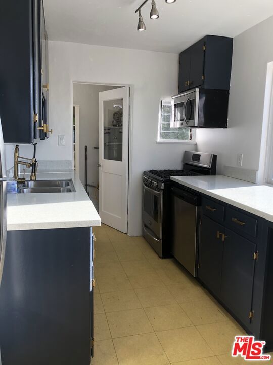 2225 1/2 Lake Shore Avenue, Los Angeles CA: https://media.crmls.org/mediaz/101e3d93-0453-49be-9cb0-936c2192f230.jpg