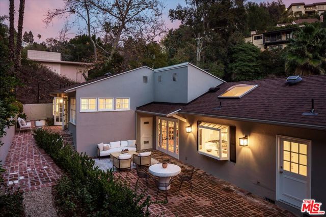 5657 Valley Oak Drive, Los Angeles CA: https://media.crmls.org/mediaz/101e6268-471f-4a0a-abb3-8837e8289826.jpg