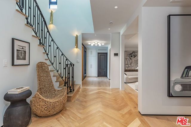 1271 Sunset Plaza Drive, Los Angeles CA: https://media.crmls.org/mediaz/101e62d1-1d11-48b3-8dc4-bb0709e4b78c.jpg