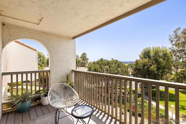902 Caminito Madrigal, Carlsbad CA: https://media.crmls.org/mediaz/101ed6de-e9c4-4902-8b2e-085d319b6ceb.jpg
