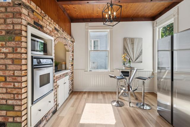 2120 Encinal Ave, Alameda CA: https://media.crmls.org/mediaz/101ef5e2-9d39-427a-9b2e-1d201d759eaa.jpg