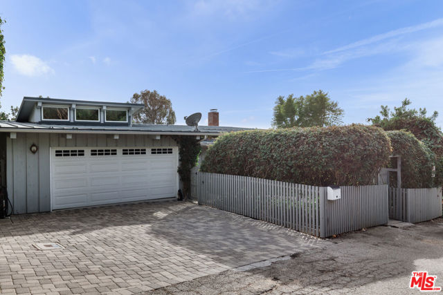 3629 Serra Road, Malibu CA: https://media.crmls.org/mediaz/101feb78-10f7-4013-9d23-174b8b95ad90.jpg