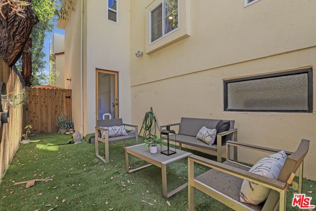 640 Sweetzer Avenue, Los Angeles, California 90048, 2 Bedrooms Bedrooms, ,3 BathroomsBathrooms,Townhouse,For Sale,Sweetzer,24421759