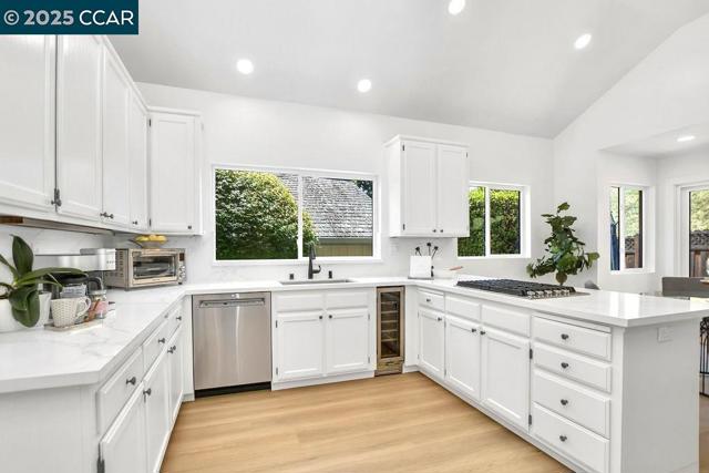 959 Redwood Dr, Danville CA: https://media.crmls.org/mediaz/10217338-080e-4ef0-9c29-029bbcd53841.jpg