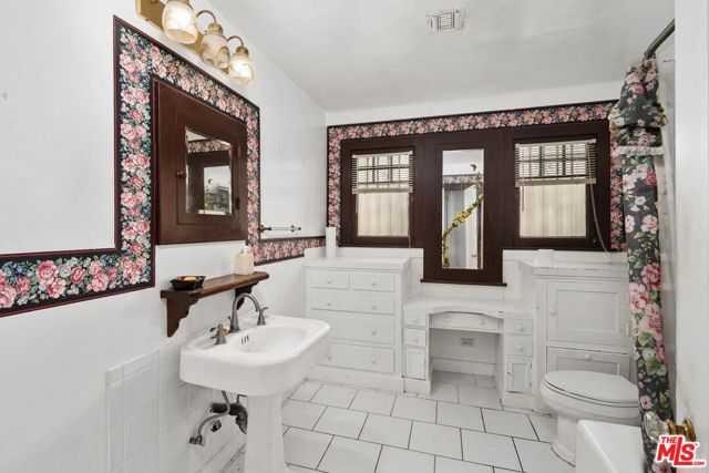 5021 Elmwood Avenue, Los Angeles CA: https://media.crmls.org/mediaz/1021f56c-4e57-4183-8848-077602674fa9.jpg