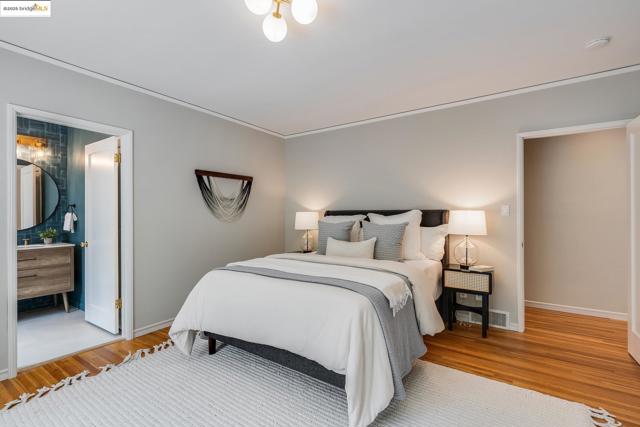 2 Humphrey Place, Oakland CA: https://media.crmls.org/mediaz/1022da76-84da-455d-a3e1-75de7b937b15.jpg