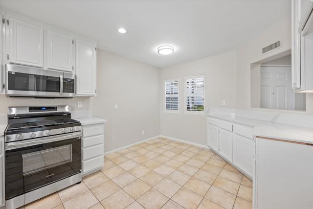 1298 El Mercado Way, Oceanside CA: https://media.crmls.org/mediaz/10230d88-4ea4-456f-9d37-3b9a294ee5b2.jpg