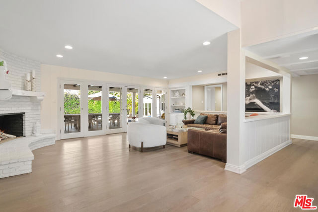 4909 Encino Terrace, Encino CA: https://media.crmls.org/mediaz/1023f3ca-22b4-4e3e-83e5-55846a781b03.jpg