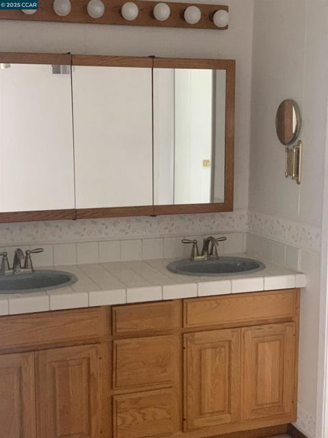 1766 Crescent Dr, Walnut Creek CA: https://media.crmls.org/mediaz/10240a4a-7590-4c05-a0e5-5462565e8a21.jpg