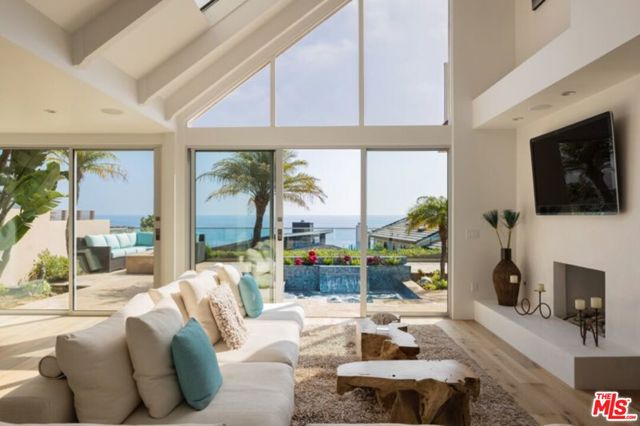 31522 Broad Beach Road, Malibu CA: https://media.crmls.org/mediaz/10242800-b0aa-4c7d-a9a2-9084484c1354.jpg