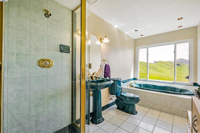 41794 Vargas Rd, Fremont CA: https://media.crmls.org/mediaz/1024287a-f0e6-4168-baf1-02910047257f.jpg