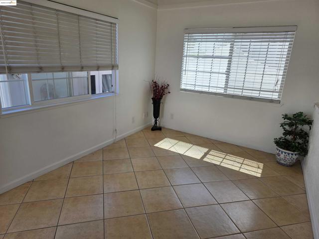 2362 Somerset Ave, Castro Valley CA: https://media.crmls.org/mediaz/102503f1-400b-4e50-9fb5-c29de6be8eb9.jpg