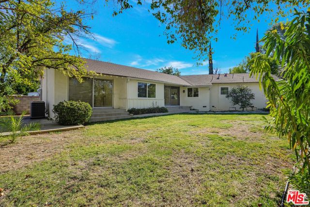 23153 Gonzales Drive, Woodland Hills CA: https://media.crmls.org/mediaz/10256542-718e-44f3-aa51-733b0fbc703d.jpg
