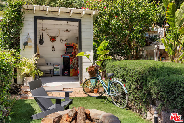 8421 Kirkwood Drive, Los Angeles CA: https://media.crmls.org/mediaz/10257d87-ed51-45c1-9df2-6ddcf9544b28.jpg