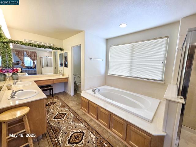 881 Meadow View Dr, Richmond CA: https://media.crmls.org/mediaz/1025a0b2-091f-490f-90ee-89fc987962a7.jpg