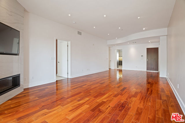 8788 Shoreham Drive, West Hollywood CA: https://media.crmls.org/mediaz/1025df86-a08d-47e2-8926-4ef2a81646d4.jpg