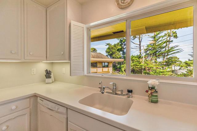 59 Skyline Crest Dr, Monterey CA: https://media.crmls.org/mediaz/1026df21-3185-48ba-9211-e7e537a4552b.jpg