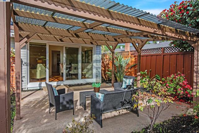 30847 Prestwick Ave, Hayward CA: https://media.crmls.org/mediaz/10275efc-4912-4484-b577-895704f754eb.jpg
